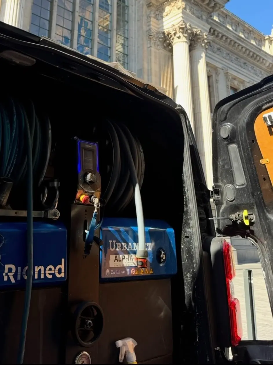 Matériel professionnel de débouchage Omega Débouchage, camionnette équipée