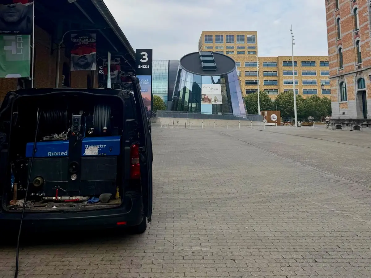 Camionnette et matériel de débouchage Omega Débouchage en intervention à Bruxelles